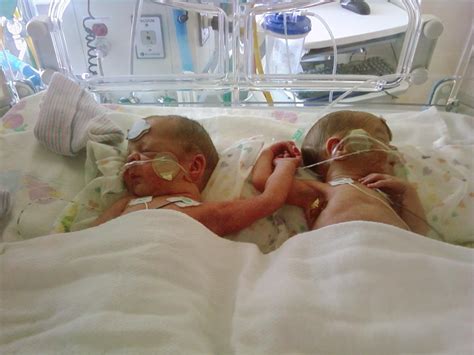 My Twins Holding Hand In The Nicu What A Blessing Convite Pra