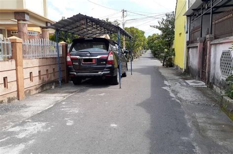 Parkir Mobil Di Pinggir Jalan Lengkap Dengan Kanopi Komisioner Kpu Ntb