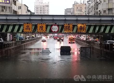 台中豪雨多處傳災情 地下道一度3車拋錨駕駛受困 Yahoo奇摩電影戲劇