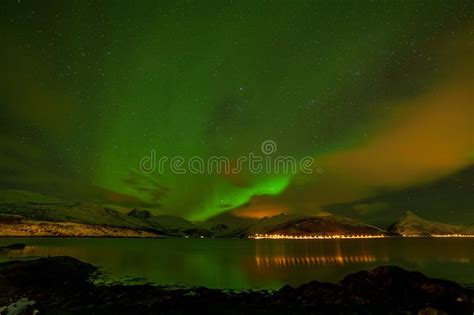 Luces N Rdicas Sorprendentes Aurora Boreal Sobre Las Monta As En El