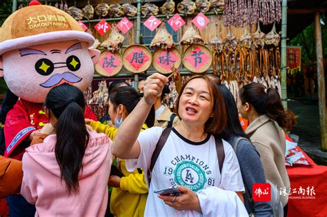 连州地下河：游客寻“味”首届东陂腊味节