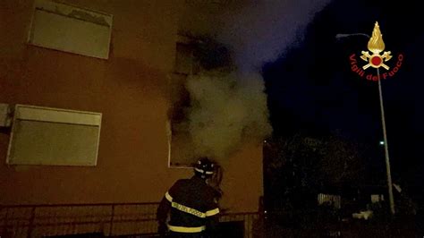 Barcellona Incendio In Casa I Vigili Del Fuoco Salvano Un Anziana