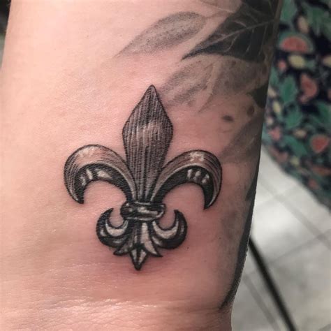 Tatuagem Flor De Lis Inspira Es E Significado Para Voc Arrasar