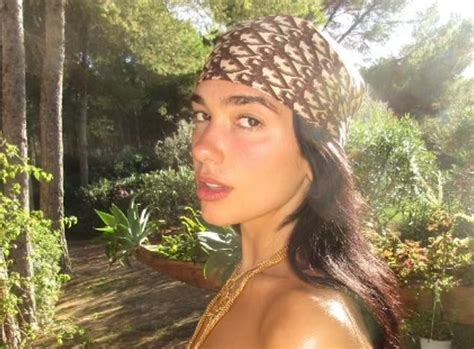 Dua Lipa shows off her incredible figure in a sкimру gold bikiոi while