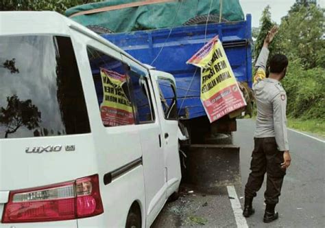 Ngebut Daihatsu Luxio Tabrak Bagian Belakang Truk Tronton Media Fakta9