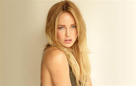 Обои girl green eyes look blonde freckles Caity Lotz на телефон и