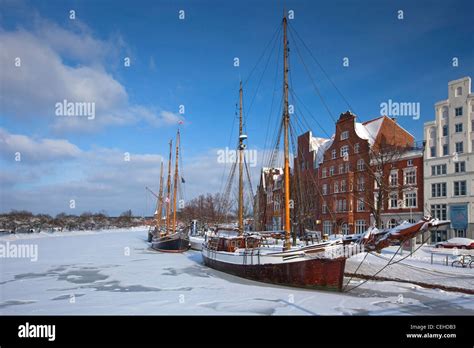 Snow sailing ship hi-res stock photography and images - Alamy