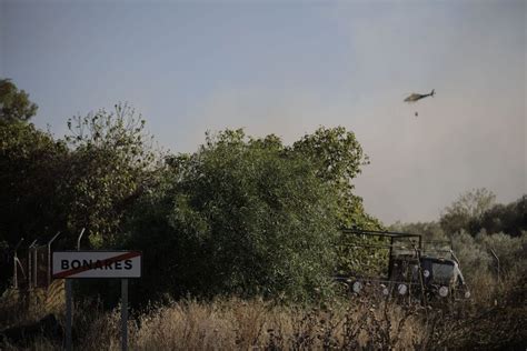 Las imágenes del incendio en Bonares en el que actúan cerca de 20