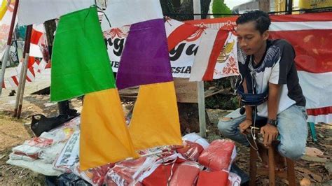 Jelang Hut Ke Ri Pedagang Bendera Di Cibinong Panen Rejeki