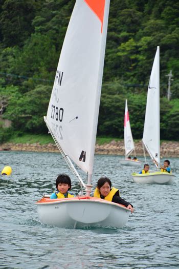 ヨットの魅力味わう 児童が操縦、レースも 瀬戸内町｜子ども・教育｜南海日日新聞