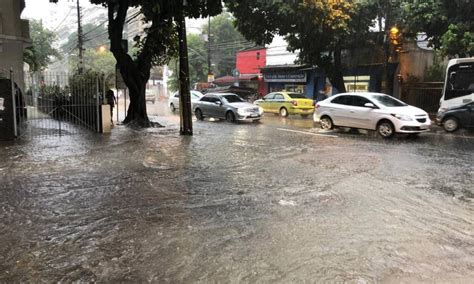 Chuva deixa Rio em estágio de atenção derruba árvores e causa lentidão