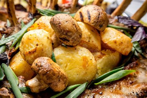 Batatas E Cogumelos Grelhados Carne E Ervas Perto Acima Foto De