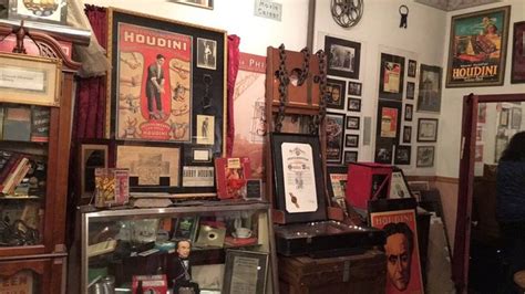 The Houdini Museum Is A Magic Museum In Pennsylvania And It Looks As ...