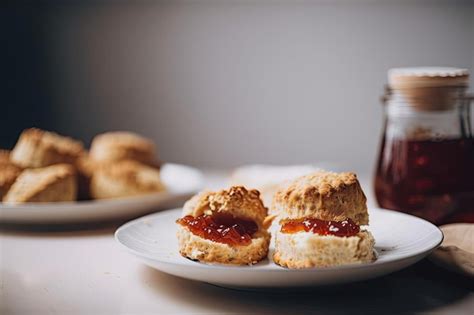 Scones Cl Sicos Con Crema De Mermelada Foto Premium