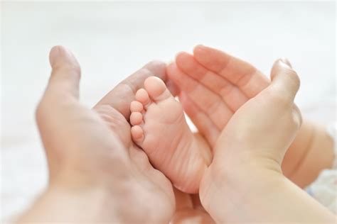 Piedi Del Bambino Nelle Mani Della Madre Foto Gratis