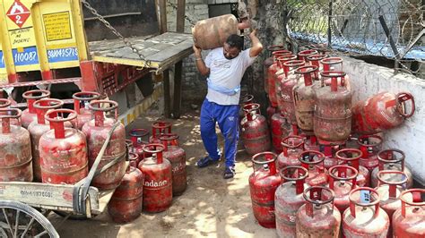 Commercial Lpg Cylinder Prices Slashed By Rs In National Capital