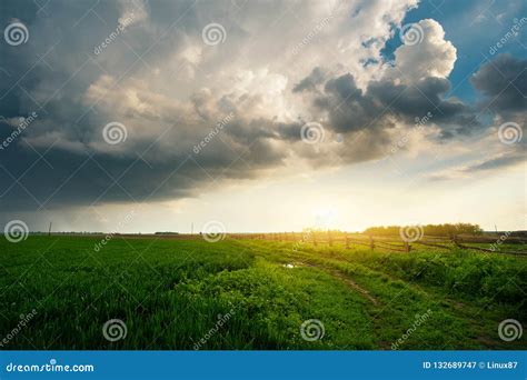 Nuvens De Tempestade Sobre O Campo Imagem de Stock Imagem de ninguém