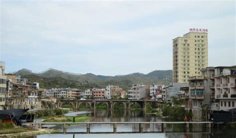 廣東梅州豐順縣一個小城鎮，地處兩河交匯處，曾是縣城所在地 壹讀