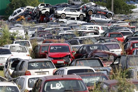 Pátio do Detran em Curitiba lotado de carros preocupa vizinhos