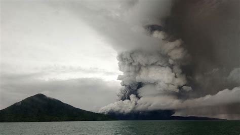 El volcán Anak Krakatoa que generó el tsunami en Indonesia perdió dos