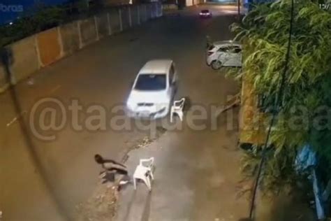 Vídeo mostra Fiat Uno invadindo calçada e atropelando mulher em Várzea