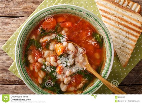 Zuppa Di Fagioli Bianchi Con I Pomodori Gli Spinaci Le Carote Ed I