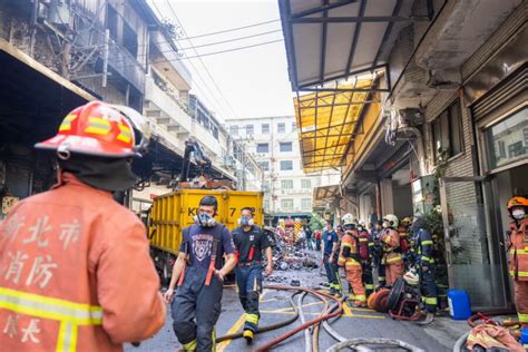 深坑大火飄惡臭引爆民怨！連國民黨團都批新北市府回應太官腔 引新聞