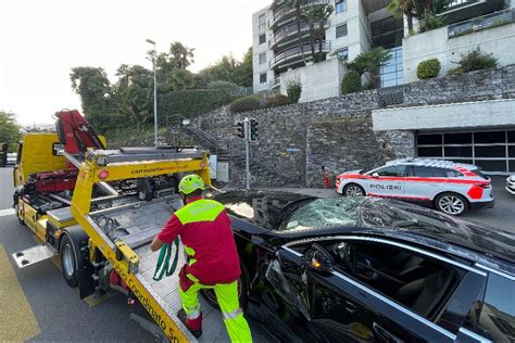 L Auto Si Rovescia Sul Tetto Due Feriti