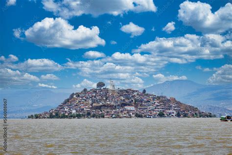 Janitzio Isla En El Lago De Patzcuaro Un Lugar Turistico Stock Photo