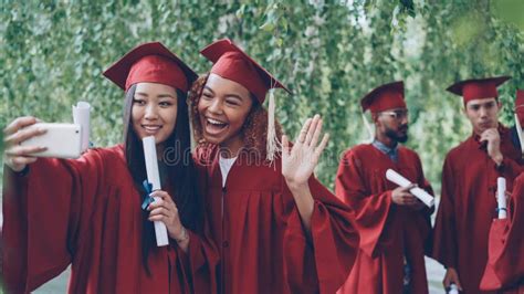 Duas Garotas Atrativas Colegas Estudantes Est O Tomando Selfie No Dia