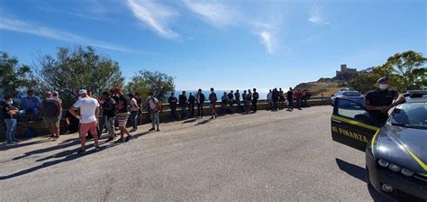 Sicilia Migranti Sbarcano Sulla Spiaggia Nell Agrigentino Il Sindaco