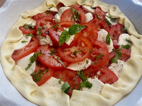 TARTE À LA TOMATE ET MOZZARELLA