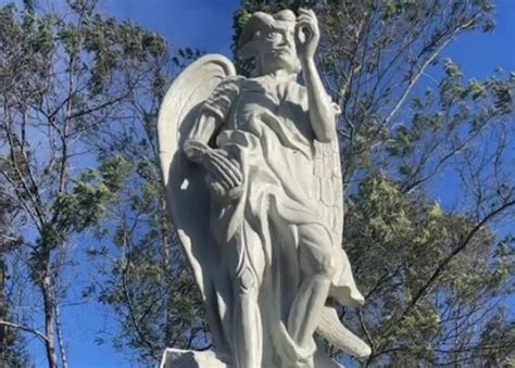 Est Tua Gigante De L Cifer Inaugurada Em Templo No Rio Grande Do Sul