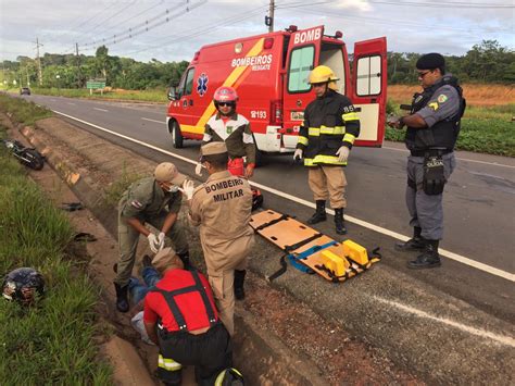 Motorista Fica Ferido Ao Perder Controle De Carro E Bater Em Acostamento