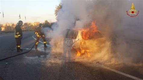 Choc Nella Valle Auto Distrutta Dalle Fiamme All Alba