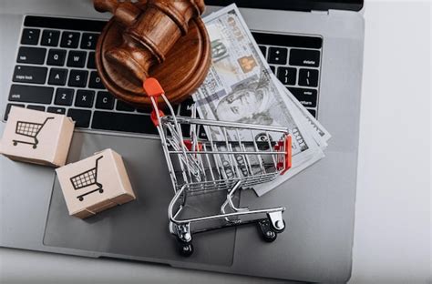 Algemas Do Martelo Do Juiz E Carrinho De Compras Em Um Laptop Vista