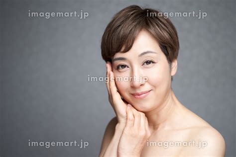 両手を頬に当てる中年の日本人女性の写真素材 [155730491] イメージマート