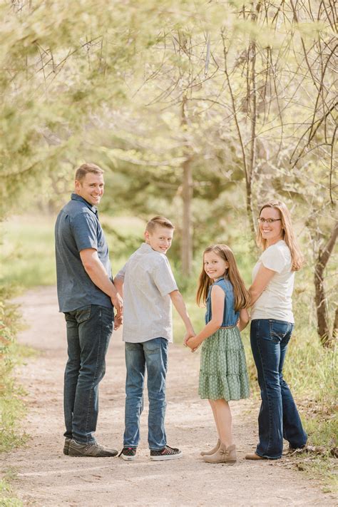 Outdoor Fall Family Portrait Poses