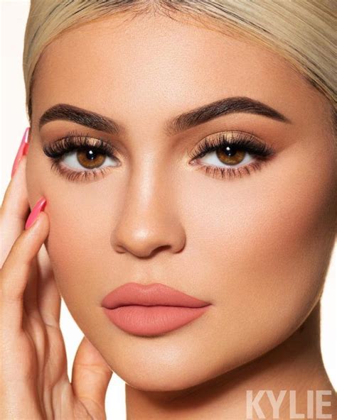 El Labio Superior De Kylie Jenner Se Desinfl Maquillaje De Ojos