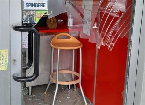 Sfondata La Porta Della Pizzeria Tentativo Di Furto O Vandalismo