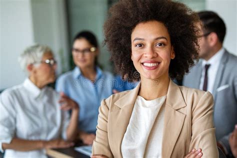 Retrato De Una Exitosa Mujer De Negocios Negros Sonriendo En Una