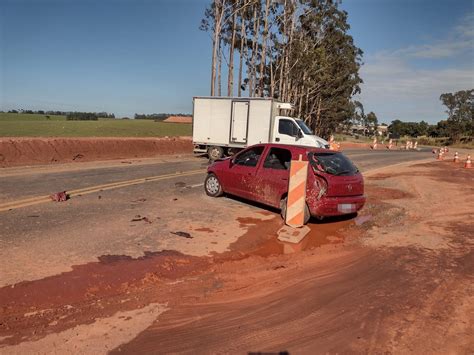 Carro invade pista contrária e bate em caminhonete em rodovia de