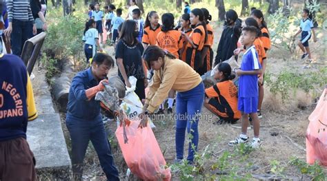 Kerja Bakti Bersama Siswa Penjabat Wali Kota Jadikan Gotong Royong