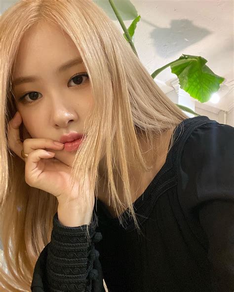 Rosé Shared New Photos Wearing Outfit from KIA Fansign Event