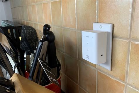 amazon echo flex review  tiny plug  speaker puts alexa  places