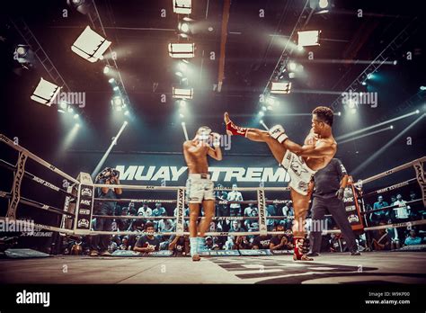 Muay Thai Fighting In Bangkok In Thailand Stock Photo Alamy