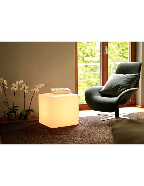 Un Pouf Lumineux Convertible En Table Dappoint Cube Par Moree