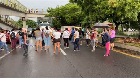 Protestas Padres De Familia En El Castillo Bloquean Carretera Por