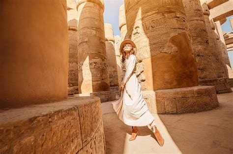 Mujer Viajera Explora Las Ruinas Del Antiguo Templo De Karnak En La