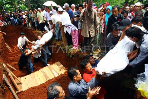 Pemakaman Massal Korban Kecelakaan Bus Antara Foto